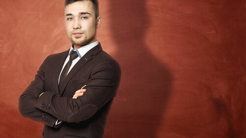 Anzugtraeger-Teufel-Schatten-130472756-FO-gearstd