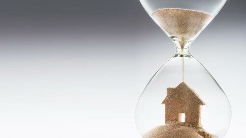 Sand-Haus-in-Sanduhr-83921836-FO-pogonici