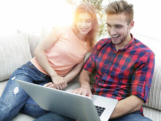 Paar-vor-Laptop-212721150-FO-FotolEdhar