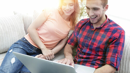 Paar-vor-Laptop-212721150-FO-FotolEdhar