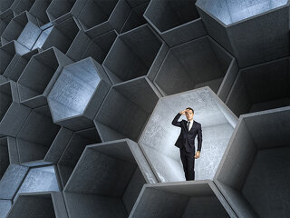 Anzugtraeger-haelt-Ausschau-189465585-FO-tiero