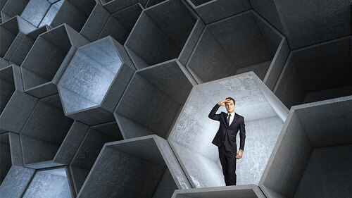 Anzugtraeger-haelt-Ausschau-189465585-FO-tiero