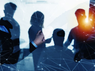 Anzugtraeger-Handshake-Netzwerk-204720330-FO-alphaspirit