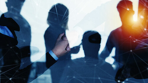 Anzugtraeger-Handshake-Netzwerk-204720330-FO-alphaspirit