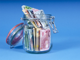 Euroscheine-in-Glas-43554004-FO-grafikplusfoto