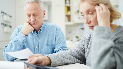 Paar-Taschenrechner-Papier-206682533-FO-pressmaster