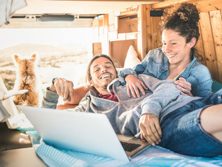 Paar-Hund-Laptop-Wohnwagen-188648038-FO-Mirko