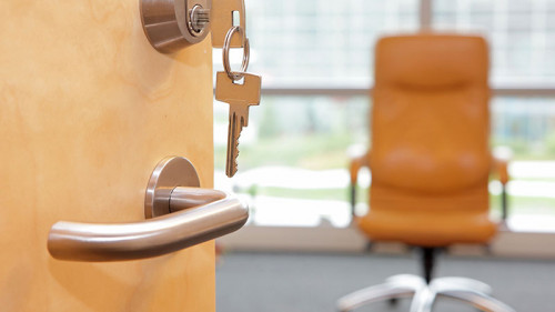 Buero-Schluessel-Stuhl-leer-137062869-FO-endostock