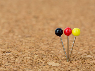 Pins-Schwarz-Rot-Gold-190566745-FO-bmf-foto-de