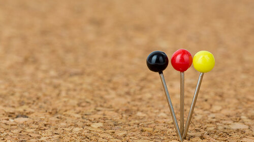 Pins-Schwarz-Rot-Gold-190566745-FO-bmf-foto-de