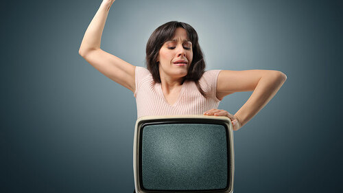 Frau-schalegt-auf-Fernseher-ein-23621616-FO-olly