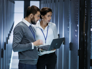 Frau-Mann-Server-159912468-FO-Gorodenkoff