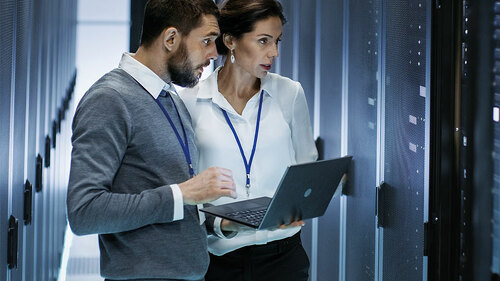 Frau-Mann-Server-159912468-FO-Gorodenkoff