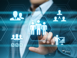 Anzugtraeger-Koepfe-195178998-FO-Sikov