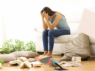 Frau-verzweifelt-in-verwuesteter-Wohnung-176806301-FO-Antonioguillem