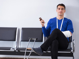 Mann-Gips-Smarthpone-198847928-FO-Elnur