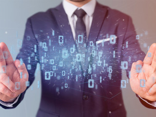 Anzugtraeger-Binaer-Code-206662963-FO-Production-Perig