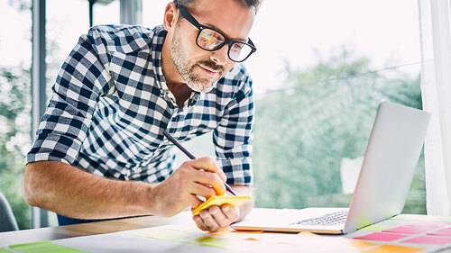 Mann-Homeoffice-Laptop-Post-its-212866895-FO-baranq