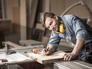 Schreiner-in-Werkstatt-100813516-FO-Photographee-eu