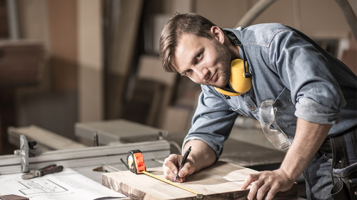 Schreiner-in-Werkstatt-100813516-FO-Photographee-eu