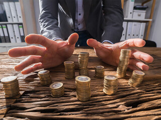 Anzugtraeger-Muenzstapel-188821687-FO-Andrey-Popov