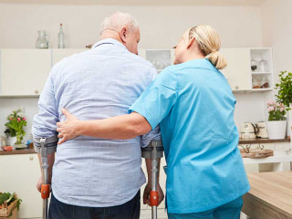 senior-kruecken-pflegerin-193442792-FO-Robert-Kneschke