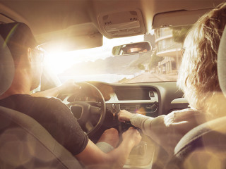 Paar-in-Auto-210046899-FO-photoschmidt