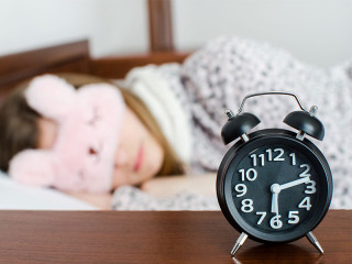 Frau-verschlaeft-Wecker-211936839-FO-Nelly-Kovalchuk