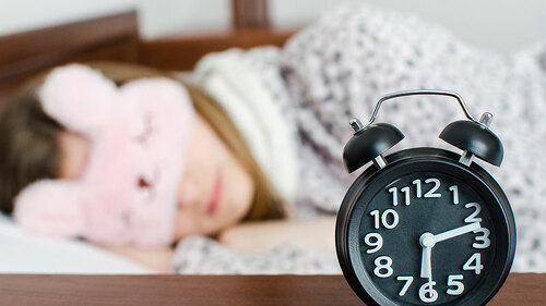 Frau-verschlaeft-Wecker-211936839-FO-Nelly-Kovalchuk