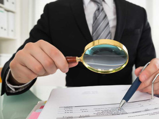 mann-lupe-untersuchung-106834164-FO--Andrey-Popov