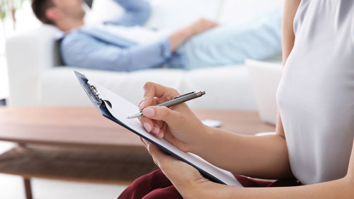 Psychotherapeutin-Patient-206750324-FO-New-Africa