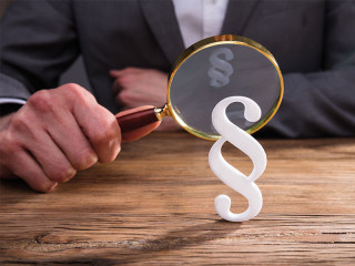 Anzugtraeger-Lupe-Paragraf-203479081-FO-Andrey-Popov