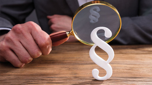 Anzugtraeger-Lupe-Paragraf-203479081-FO-Andrey-Popov