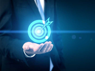 digitale-zielscheibe-treffer-mann-111230473-FO-denisismagilov