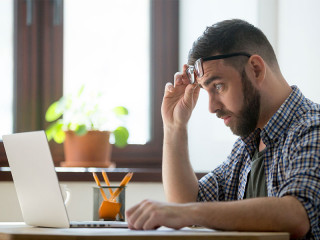 Mann-unglaeubig-Laptop-205782292-FO-fizkes