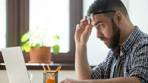 Mann-unglaeubig-Laptop-205782292-FO-fizkes