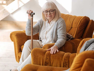 Seniorin-traurig-144693098-FO-zinkevych