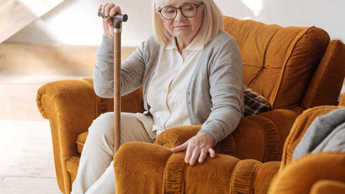 Seniorin-traurig-144693098-FO-zinkevych