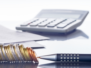 Taschenrechner-Muenzen-Kugelschreiber-144618363-FO-v-poth