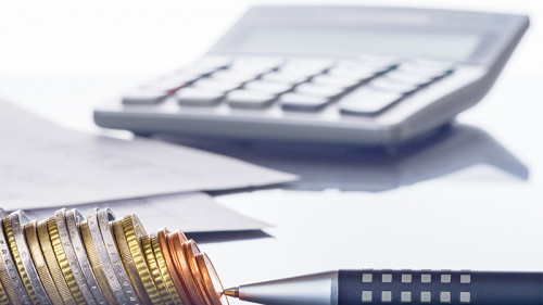 Taschenrechner-Muenzen-Kugelschreiber-144618363-FO-v-poth