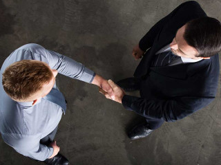 2-maenner-handshake-business-179362743-FO-alphaspirit