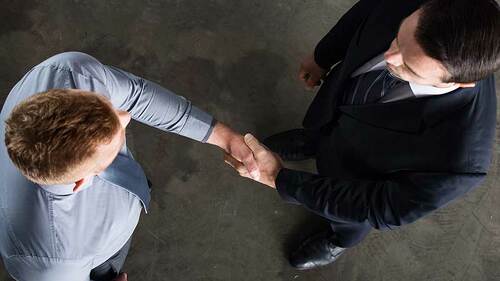 2-maenner-handshake-business-179362743-FO-alphaspirit