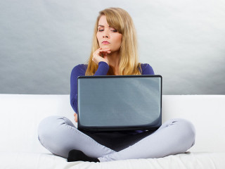 Frau-Laptop-misstrauisch-100924892-FO-ratmaner