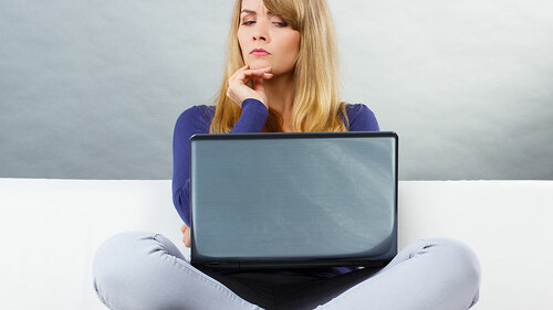 Frau-Laptop-misstrauisch-100924892-FO-ratmaner