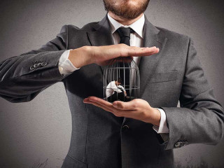 Mann-haelt-mann-in-kaefig-95142787-FO-alphaspirit