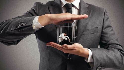 Mann-haelt-mann-in-kaefig-95142787-FO-alphaspirit