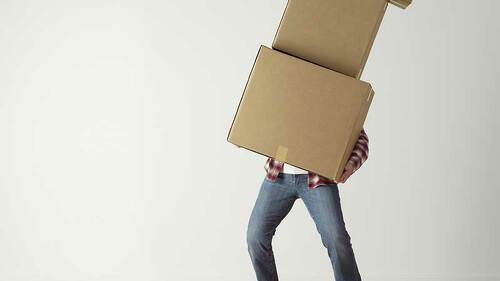 mann-balanciert-umzugskartons-2624231-PB-Skeeze