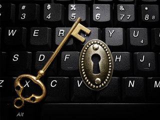 Schluessel-und-Schloss-auf-Tastatur-125485840-FO-zimmytws