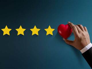 hand-rating-sterne-herz-178549247-FO-blacksalmon