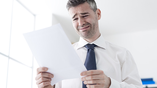 Anzugtraeger-Brief-traurig-117162870-FO-stokkete